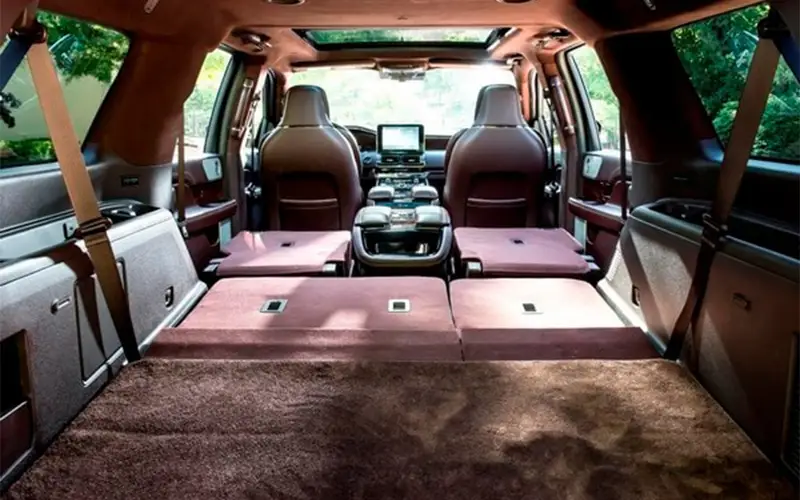 Lincoln Navigator cargo seating